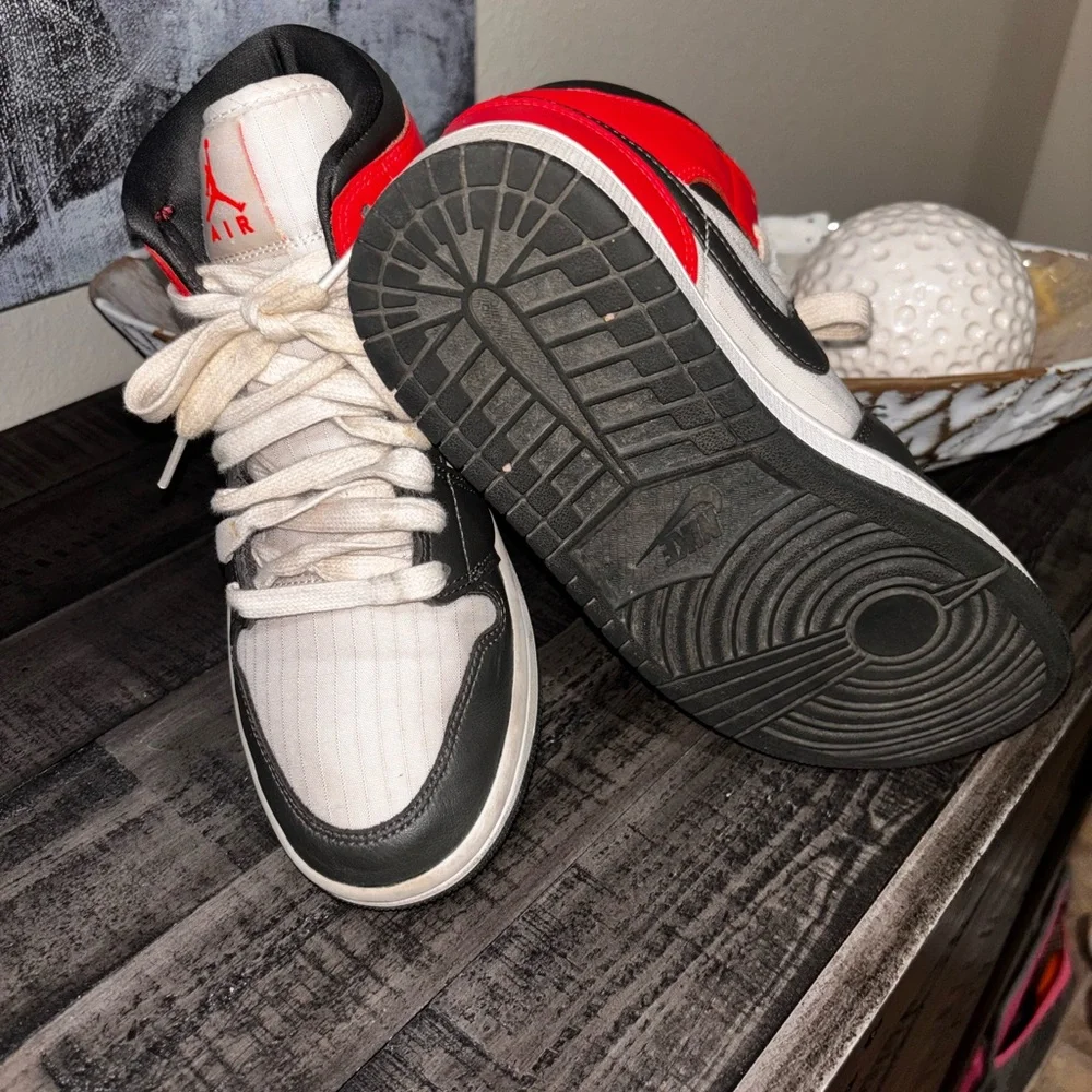 Air Jordan 1 Mid SE Womens Size 7 Newsprint Crimson - Picture 11 of 13